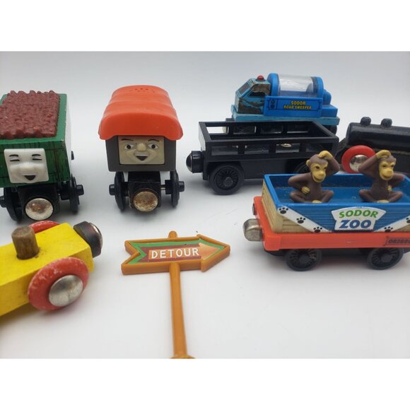 Thomas and Friends Wooden Train Lot Cargo Cars Sodor Zoo Detour Sign Vintage - Picture 3 of 5